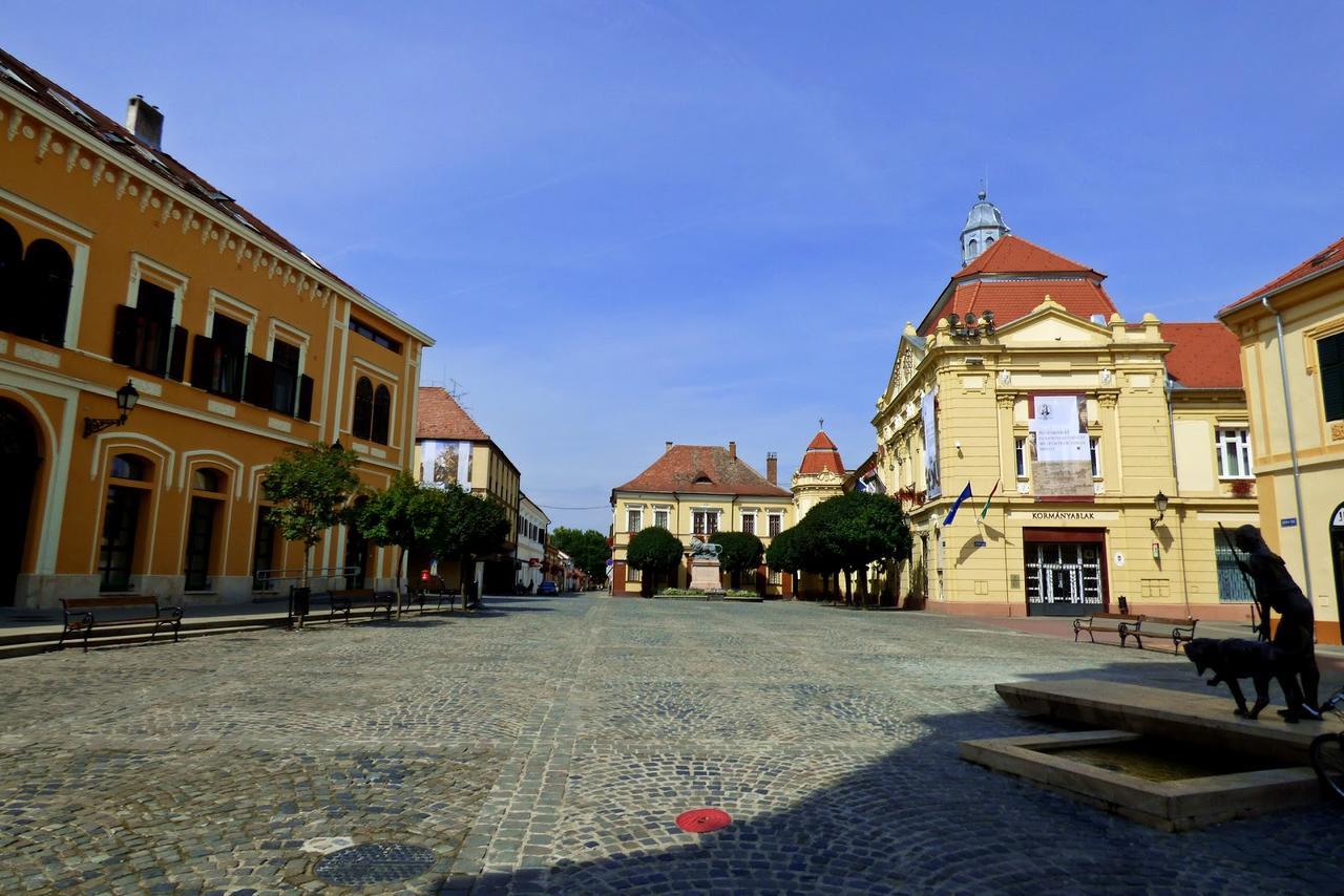 Hotel Oroszlan Szigetvár Екстериор снимка